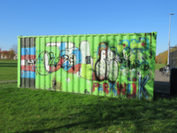 847103 Afbeelding van de achterzijde van een container met graffiti in het Park de Hoge Weide in de wijk Leidsche Rijn ...